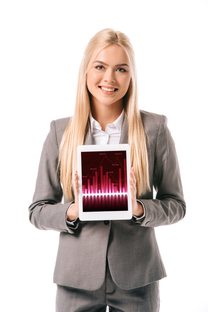 όμορφη χαμογελώντας επιχειρηματίας προβολή ψηφιακών tablet με γράφημα στην οθόνη, απομονώνονται σε λευκό  - Φωτογραφία, εικόνα