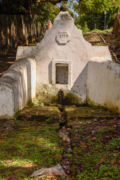 Старый колониальный фонтан Педра в Алькантаре, Бразилия
 - Фото, изображение