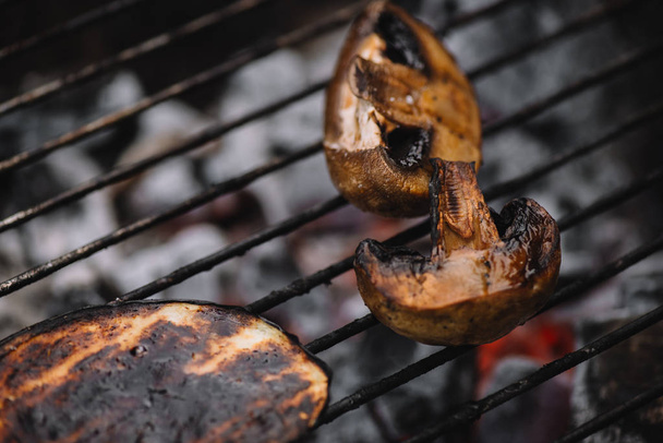 Close up van paddestoelen en aubergine segment grillen op de barbecue raster - Foto, afbeelding