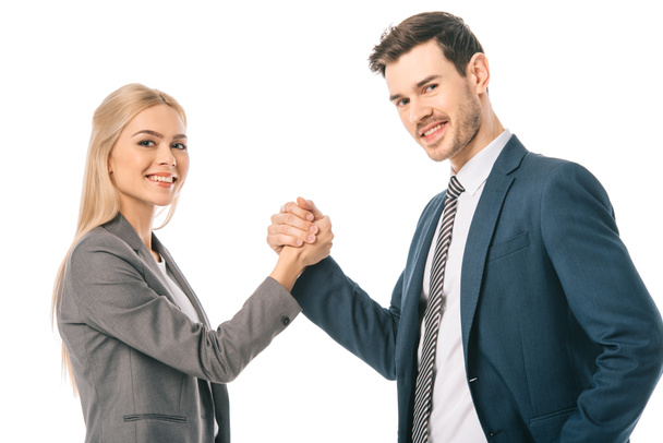 sonrientes colegas de negocios estrechando las manos aislados en blanco
 - Foto, Imagen