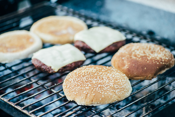 messa a fuoco selettiva di deliziosi ingredienti freschi hamburger grigliate sulla griglia barbecue
 - Foto, immagini