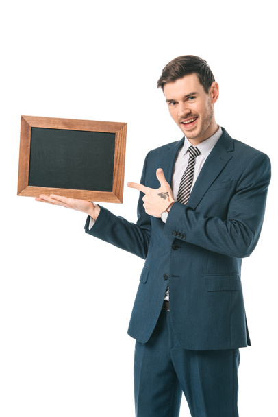 hombre de negocios mostrando tablero vacío en marco de madera, aislado en blanco
 - Foto, imagen