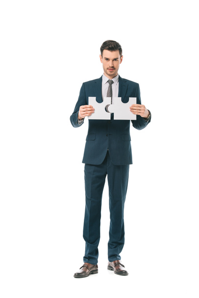 hombre de negocios sosteniendo piezas de rompecabezas aislados en blanco, concepto de estrategia de negocio
 - Foto, Imagen