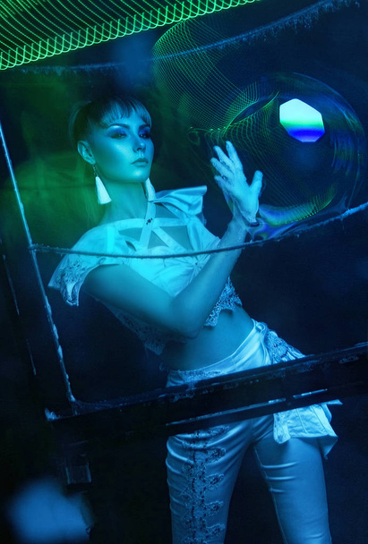 La fille, un mannequin dans un studio lumineux avec des bulles de savon. Beauté
, - Photo, image