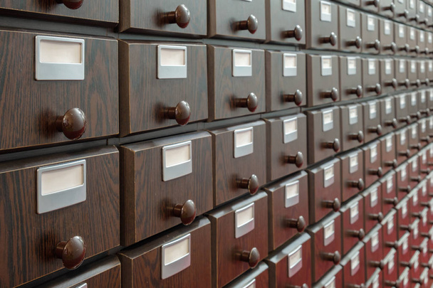 Дерев'яна шафа файлів каталогів бібліотеки, вибірковий фокус
   - Фото, зображення
