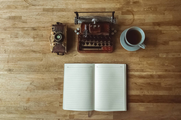 libro de notas en blanco con máquina de escribir en el escritorio en casa
 - Foto, imagen