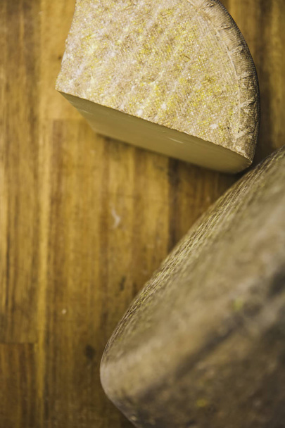 Tradycyjny ser Auvergne z Francji na drewnianym stole - Zdjęcie, obraz