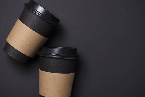 Black coffee cup with blank brown label - 写真・画像