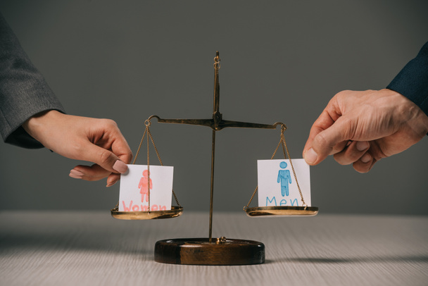 abgeschnittene Sicht von Geschäftsleuten mit männlichen und weiblichen Zeichen auf Gerechtigkeitsskalen, Gleichstellungskonzept - Foto, Bild