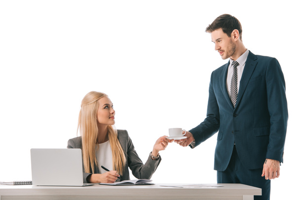 secrétaire homme apporté tasse de café pour femme d'affaires professionnelle sur le lieu de travail avec ordinateur portable, isolé sur blanc
 - Photo, image