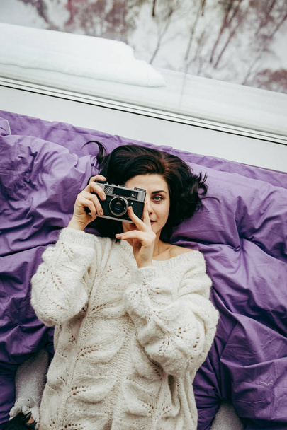 молодая брюнетка с ретро-камерой
 - Фото, изображение