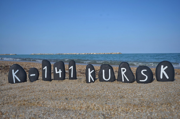 Sous-marin russe K-141 Koursk, composition mémorielle en pierres noires
 - Photo, image