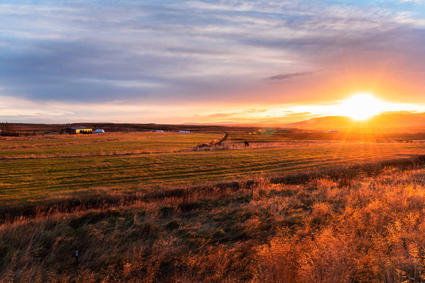 Puesta de sol de otoño sobre un paisaje rural en Islandia
 - Foto, imagen