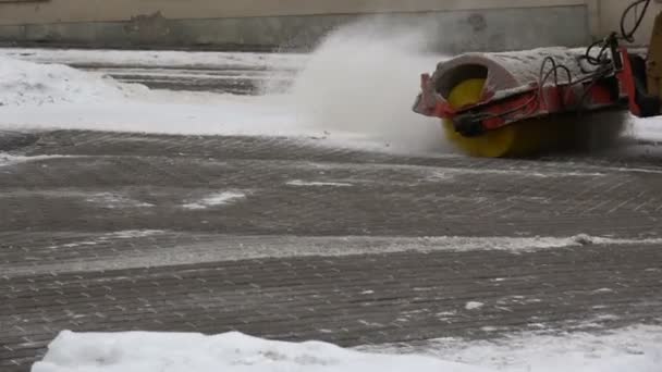 traktori poistamalla puhdistus lunta jalkakäytävä kaupungin aukiolla
 - Materiaali, video