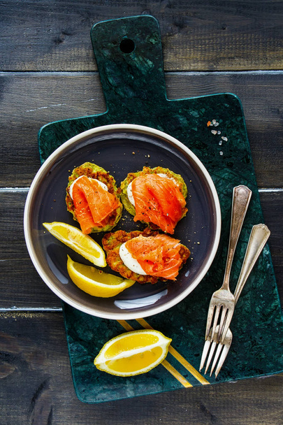 Flat-lay of homemade zucchini fritters with smoked salmon  - Foto, imagen