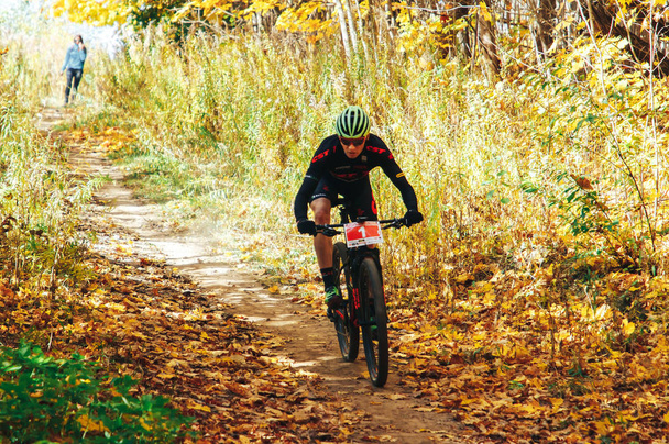 October 14, 2018 - Minsk, Belarus: 2018 Olympic Cross Country Cup XCO in Medvezhino, man riding mtb bicycle during race - Foto, imagen