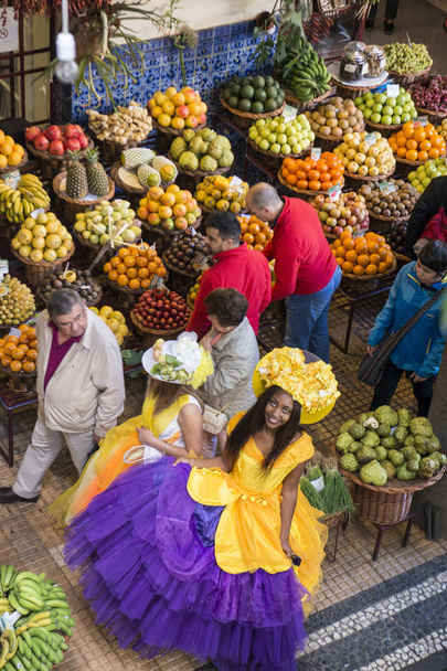 женщины, одетые в красочную одежду на Mercado dos Lavradores на фестивале Festa da Flor или Spring Flower Festival в городе Фуншал на острове Мадейра в Атлантическом океане Португалии. Мадейра, Фуншал, апрель 2018 года
 - Фото, изображение