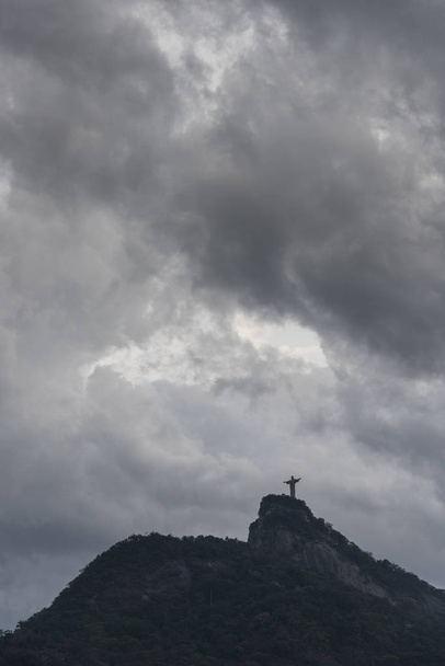 Vista para Cristo Redentor em cima do Morro do Corcovado com fortes nuvens de chuva acima, Rio de Janeiro, Brasil
 - Foto, Imagem
