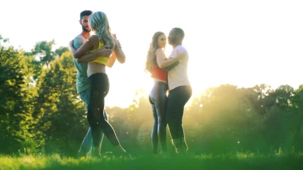 女性と男性が楽しい公園で踊って - 映像、動画