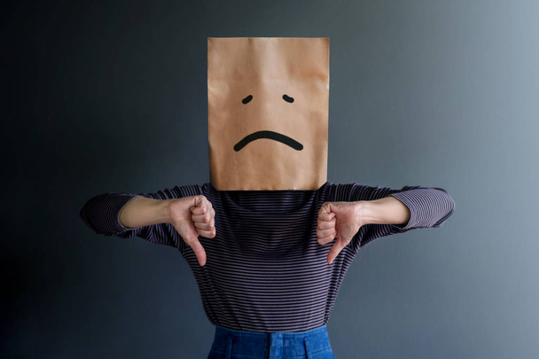 Expérience client ou concept émotionnel humain, femme couverte son visage par sac en papier et présentant tristesse sentiment
 - Photo, image