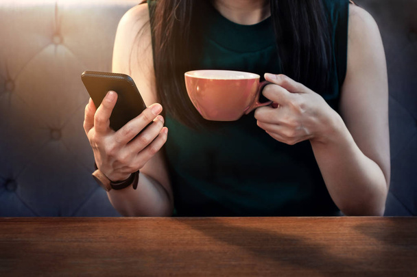 Teilbild einer Frau mit Smartphone im Café - Foto, Bild