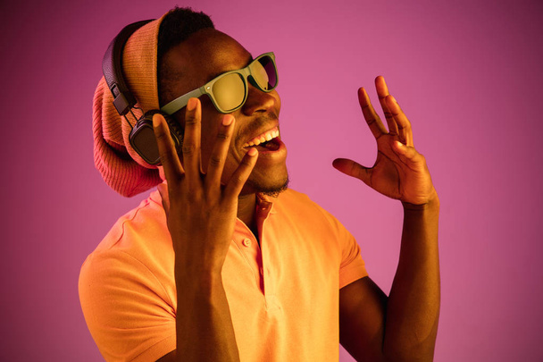 El joven hombre hipster guapo escuchando música con auriculares
 - Foto, imagen