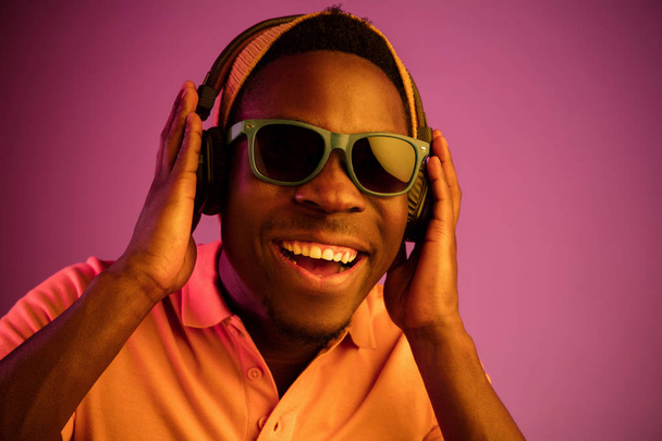 Kulaklık ile müzik dinleme genç yakışıklı hipster adam - Fotoğraf, Görsel