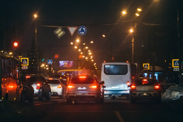 Traffic jam w godzinach wieczornych, niewyraźne noc światła miasta i reflektory samochodowe, streszczenie koncepcja miejskiego transportu i zanieczyszczenia spalin - Zdjęcie, obraz