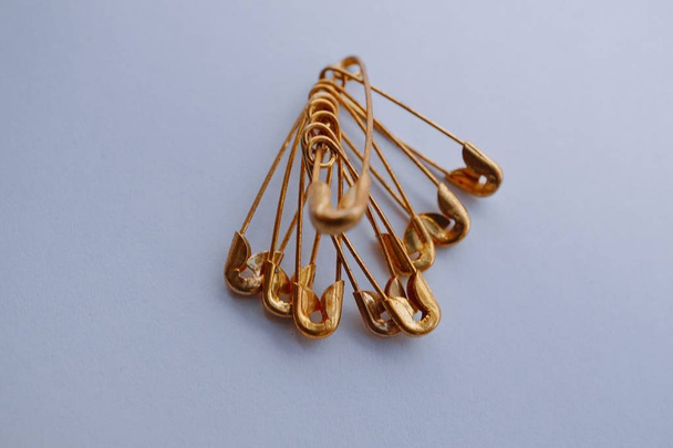                             металлическая золотая булавка
  - Фото, изображение