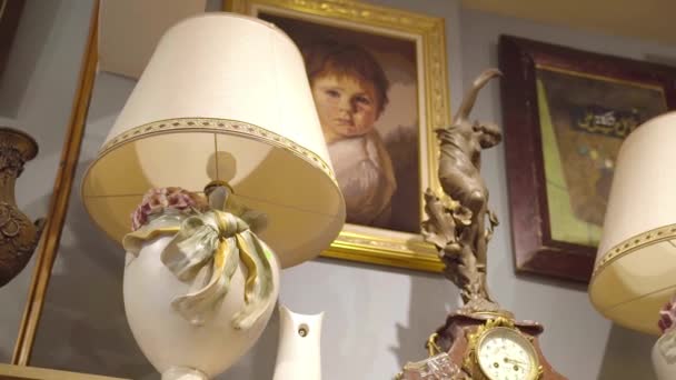 Antiquariat Nachttischlampe und Kupferstatue - Filmmaterial, Video