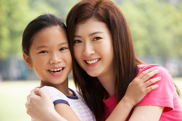 Portrait Of Chinese Mother With Daughter In Park - Φωτογραφία, εικόνα