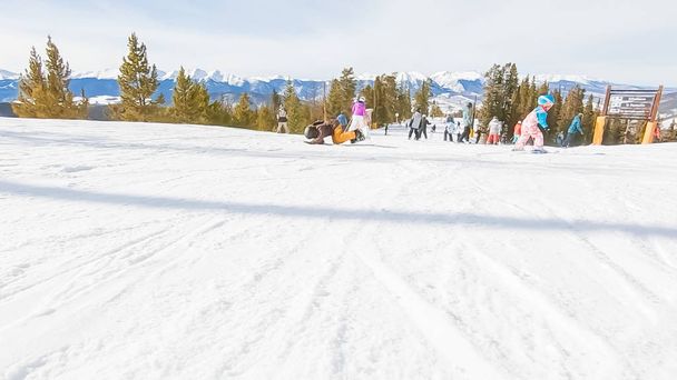 Αλπικό σκι κατά την παραλαβή της σεζόν. - Φωτογραφία, εικόνα