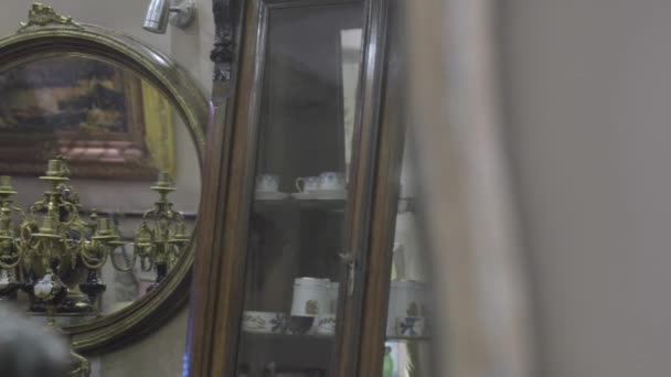 Αντικών κατάστημα παλαιός καθρέφτης με χρυσό πλαίσιο - Πλάνα, βίντεο