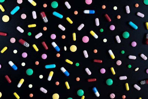 Médicament pilules ou capsules vertes et jaunes sur fond blanc avec espace de copie
. - Photo, image