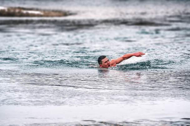 muž (mrož) plave v chladné zimní řece - Fotografie, Obrázek