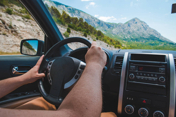 ο άνθρωπος οδήγηση αυτοκινήτου στα βουνά. ταξίδι με το αυτοκίνητο. οδικό ταξίδι - Φωτογραφία, εικόνα