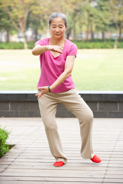 Senior Chinese Woman Doing Tai Chi In Park - Zdjęcie, obraz