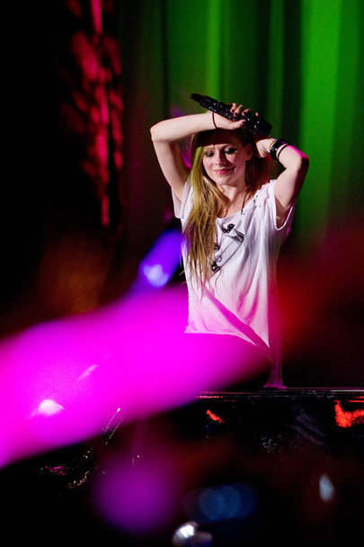 La cantante canadese Avril Lavigne si esibisce al suo concerto al Shanghai Grand Stage di Shanghai, in Cina, il 2 maggio 2011
. - Foto, immagini