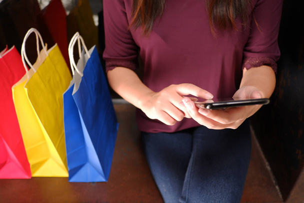 Detail ženy pomocí její smartphone během nakupování, online nakupování, bankovnictví, online aplikace. - Fotografie, Obrázek