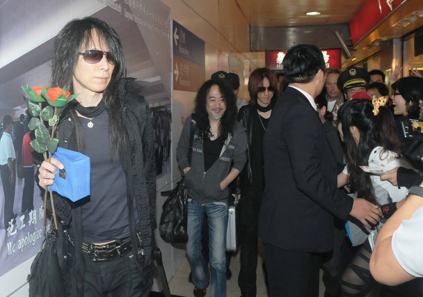 Μέλη της ιαπωνικής heavy metal μπάντα X Ιαπωνία δει σε Taiwan Taoyuan Διεθνές Αεροδρόμιο πριν φύγουν για την Ταϊλάνδη στην Ταϊπέι, Ταϊβάν, 7 Νοεμβρίου 2011. - Φωτογραφία, εικόνα