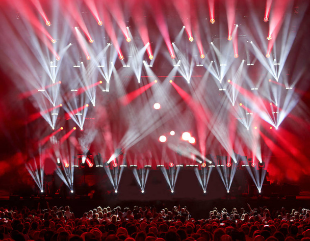 mnóstwo światła sceny podczas koncertu rock na żywo - Zdjęcie, obraz