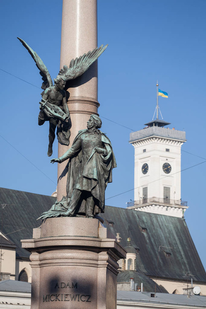Denkmal für adam mickiewicz in lviv, Ukraine, erbaut 1904, entworfen und geschnitzt vom Bildhauer antoni popiel. lviv historischen Stadtzentrum ist auf der UNESCO-Welterbeliste. - Foto, Bild
