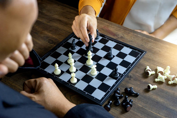 Empresario jugar ajedrez cómo estrellarse derrocar el concepto de competidor estrategia de negocio para ganar
 - Foto, imagen