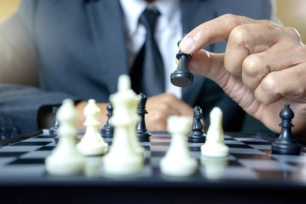 İş adamı, kazanma amaçlı rakip konsept iş stratejisini devirmek için satranç oynar - Fotoğraf, Görsel