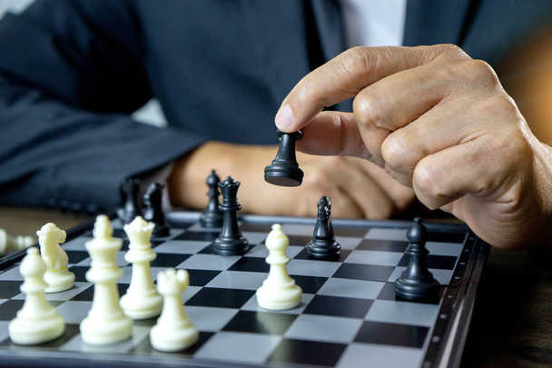 Empresario jugar ajedrez cómo estrellarse derrocar el concepto de competidor estrategia de negocio para ganar
 - Foto, imagen