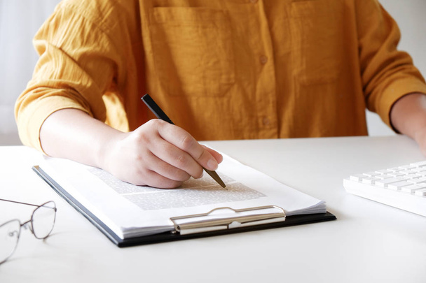 Крупный план женских рук, пишущих что-то в офисе
 - Фото, изображение