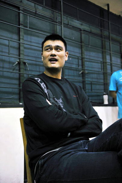Chinese basketball superstar Yao Ming attends a news conference at a training center in Shanghai, China, 21 April 2011. - Fotoğraf, Görsel
