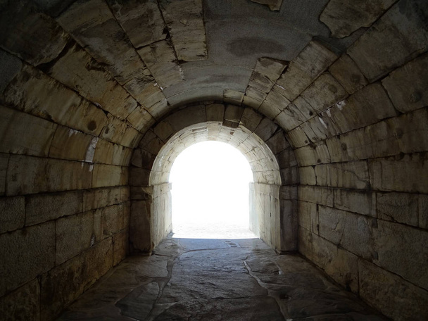 Entrada de túnel no antigo Anfiteatro Romano, com espaço de cópia em branco
 - Foto, Imagem