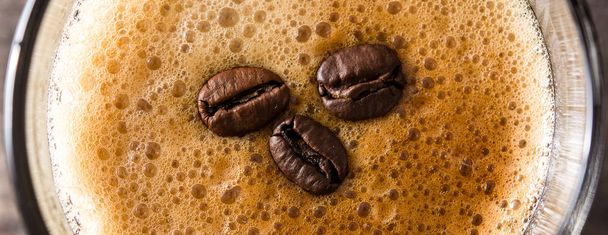 кавове скло і кавове зерно на дерев'яному столі. Панорамний вид
 - Фото, зображення