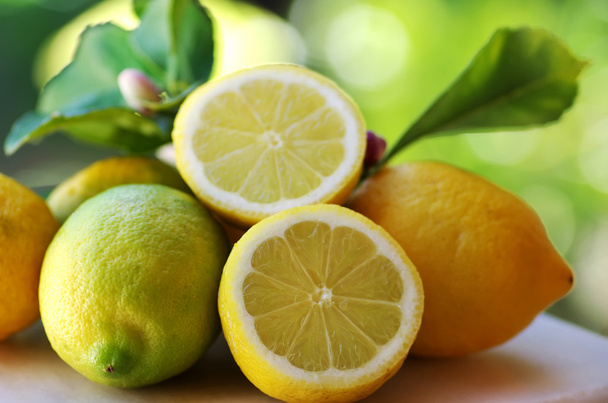 Ripe lemons on table - Foto, imagen